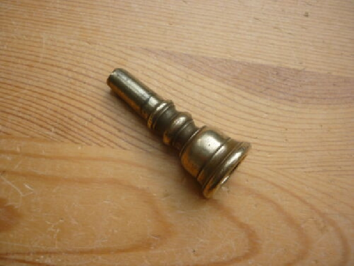 Ancienne embouchure de trompette en bronze ou laiton ,instrument musique ancien 