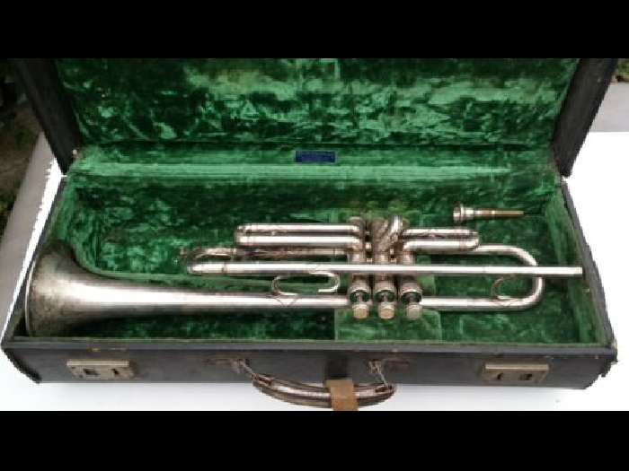 Ancienne trompette 3 pistons en métal argenté et nacre COUESNON + valise