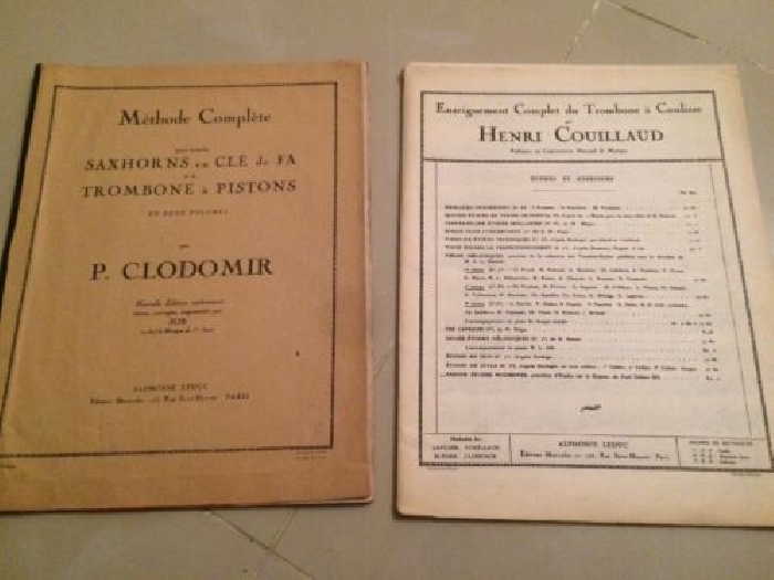 Deux Livres Enseignement Du trombone à Coulisse, Et Un Trombone Un Piston.