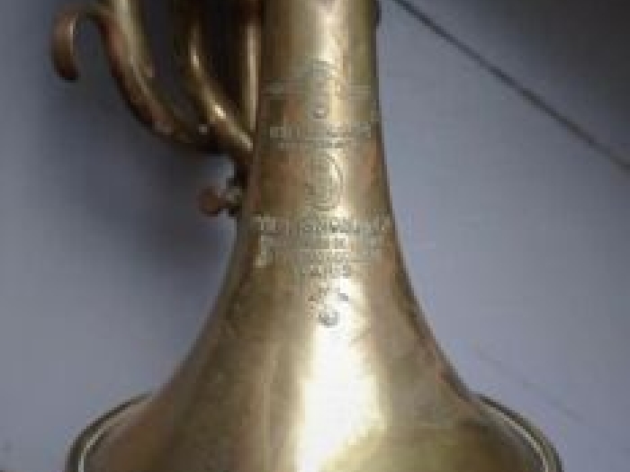 Description Très ancienne trompette Couesnon Cie à 3 pistons. Couesnon et Cie 19